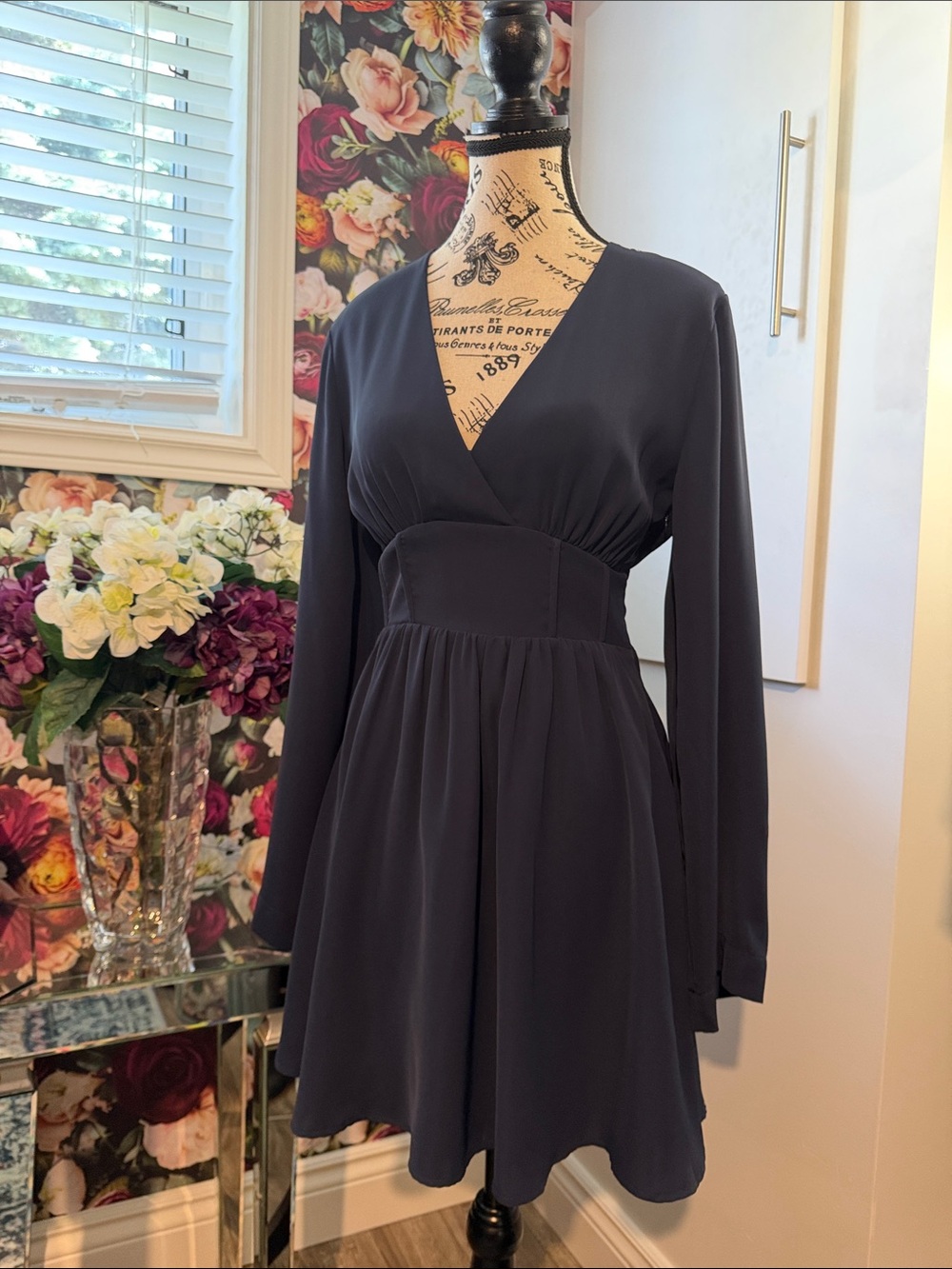 Dynamite Deep Navy V-Neck Long-Sleeve Fit & Flare Dress in size XS